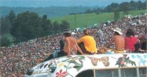Woodstock gente y autobús fon gente en el techo
