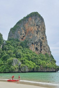Peñón en playa tropical
