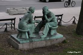 escultura parque hombre mujer