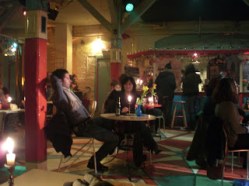 Interior pub chico chica