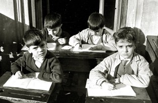 Cuatro niños corazonistas pensativos