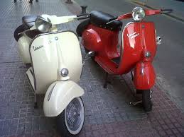 dOS VESPAS BLANCA Y ROJA