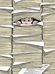 Hombre asoma entre papeles