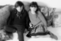 NIÑO Y NIÑA EN SOFÁ (4)