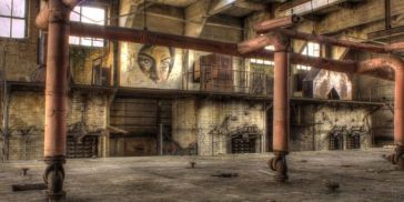 interio nave con pintadas