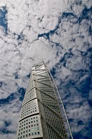 torre hacia el cielo con nubes