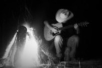 Cowboy guitarra hoguera 1 guai.jpg