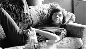 Neil Young en sofá con flecos