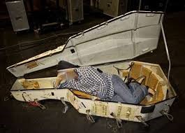 caja-contrabajo-con-hombre-dentro-retocada