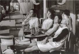 jovenes-al-sol-en-terraza-cafe