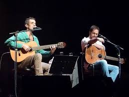 Guitarrista cantando 2