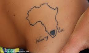 Tatuaje corazón áfrica en pecho