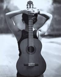 Mujer espalda guitarra