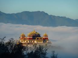 Monasterio entre nubes
