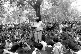Ginsberg leyendo en multitud