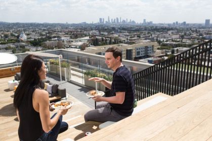 Sala proyección - asientos y jóvenes