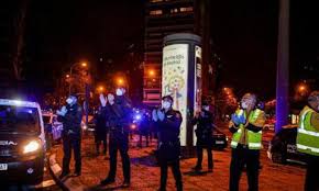 Policía noche aplaudiendo